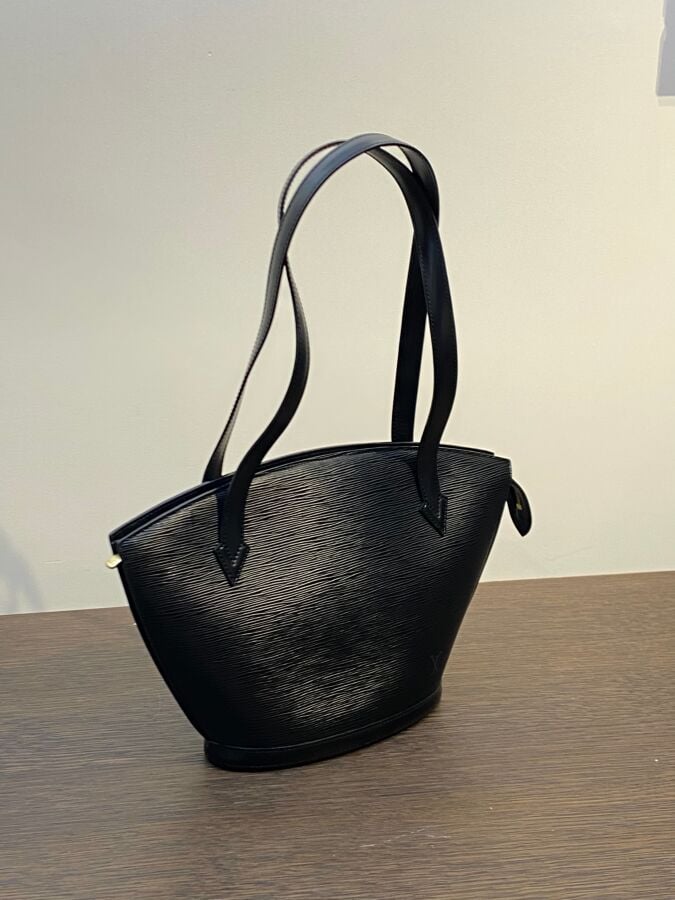 Louis VUITTON - Sac à main, modèle "Saint jacques" en cuir épi noir, intérieur…