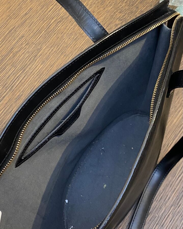 Louis VUITTON - Sac à main, modèle "Saint jacques" en cuir épi noir, intérieur…