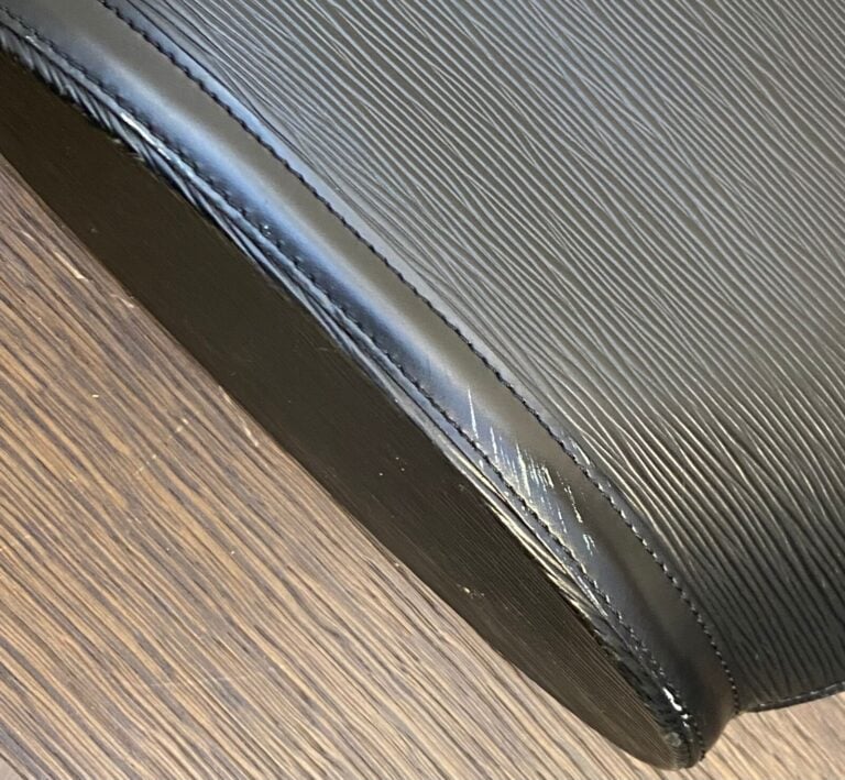 Louis VUITTON - Sac à main, modèle "Saint jacques" en cuir épi noir, intérieur…