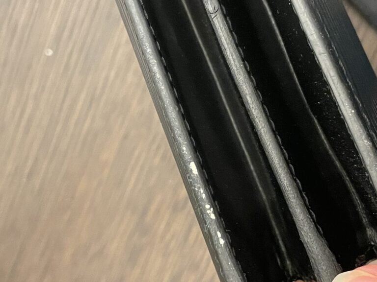 Louis VUITTON - Sac "capucine" en cuir épi noir, fermoir en métal noir pivotant…