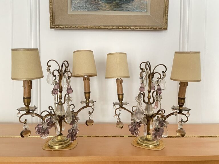 Lustre à pendeloques en cristal - On joint une paire de candélabres à pendeloqu…