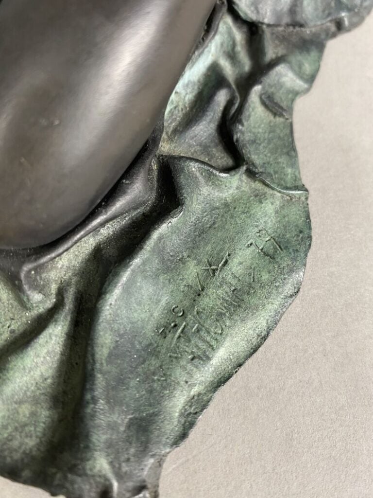 Michel MATHONNAT - Jeune femme en bronze - Signée - H: 19.5 cm