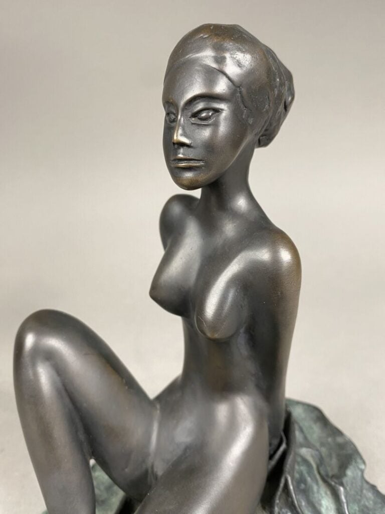 Michel MATHONNAT - Jeune femme en bronze - Signée - H: 19.5 cm