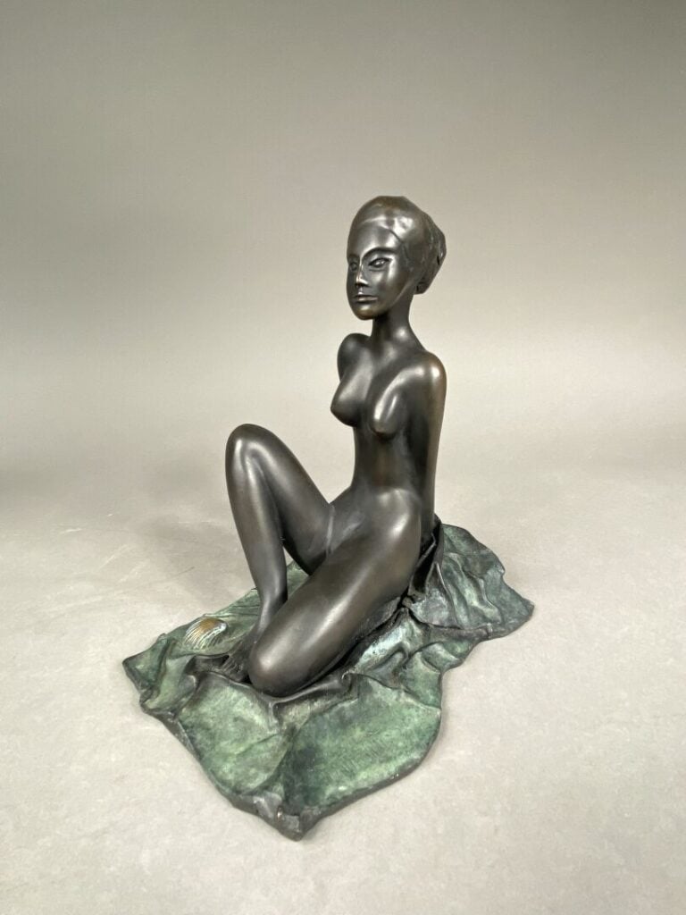 Michel MATHONNAT - Jeune femme en bronze - Signée - H: 19.5 cm
