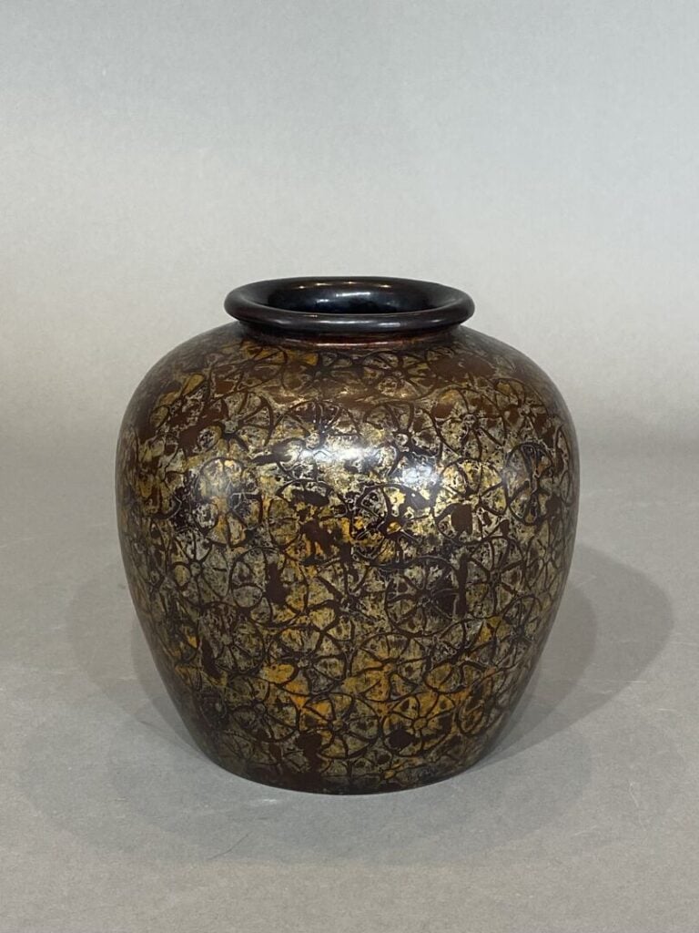 MINGHE, Vietnam - Jarre en bois laqué à décor de motifs floraux dorés stylisés…
