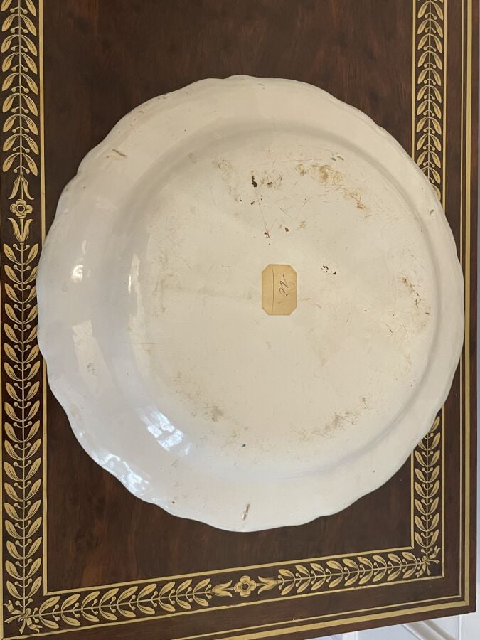 MOUSTIERS - Lot comprenant : 1 plat circulaire, 3 plats ovales,1 saucière et un…