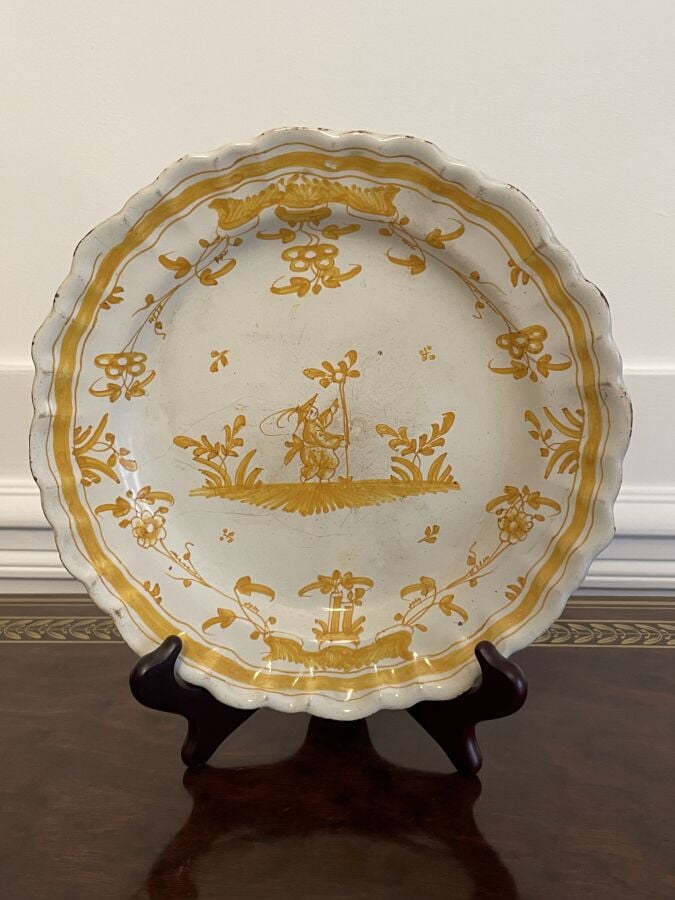 MOUSTIERS - Lot comprenant : 1 plat circulaire, 3 plats ovales,1 saucière et un…