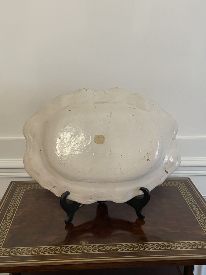 MOUSTIERS - Lot comprenant : 1 plat circulaire, 3 plats ovales,1 saucière et un…