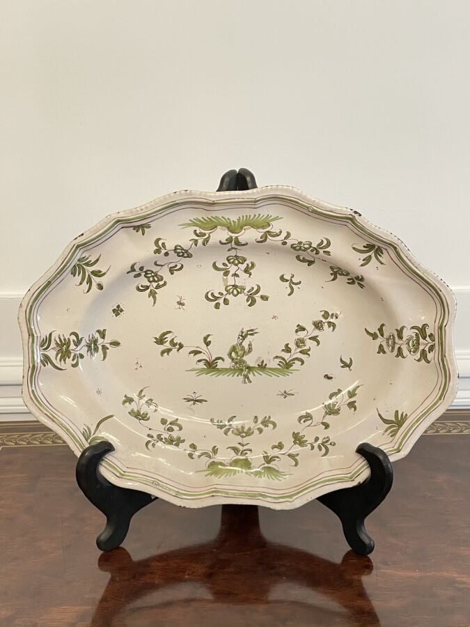 MOUSTIERS - Lot comprenant : 1 plat circulaire, 3 plats ovales,1 saucière et un…