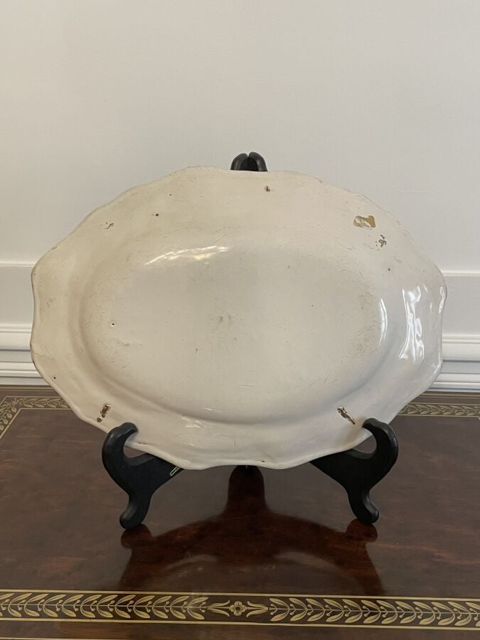 MOUSTIERS - Lot comprenant : 1 plat circulaire, 3 plats ovales,1 saucière et un…