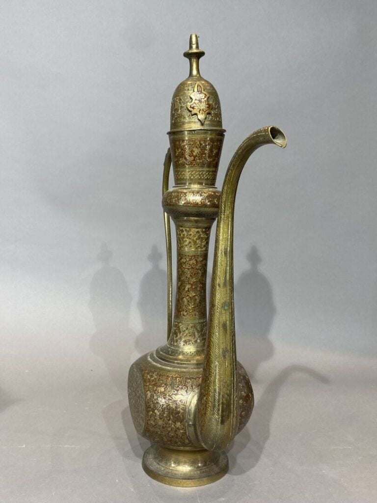Moyen-Orient - Grande verseuse de laiton et alliage à décor de rinceaux.