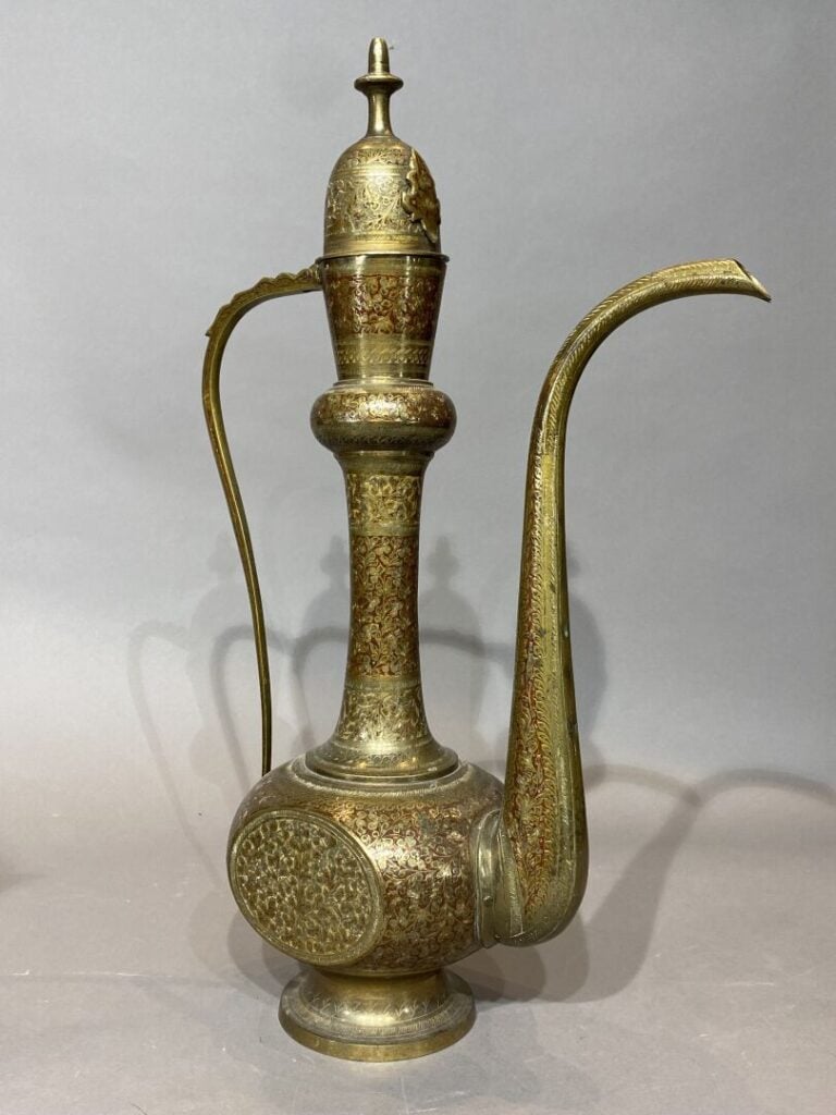 Moyen-Orient - Grande verseuse de laiton et alliage à décor de rinceaux.