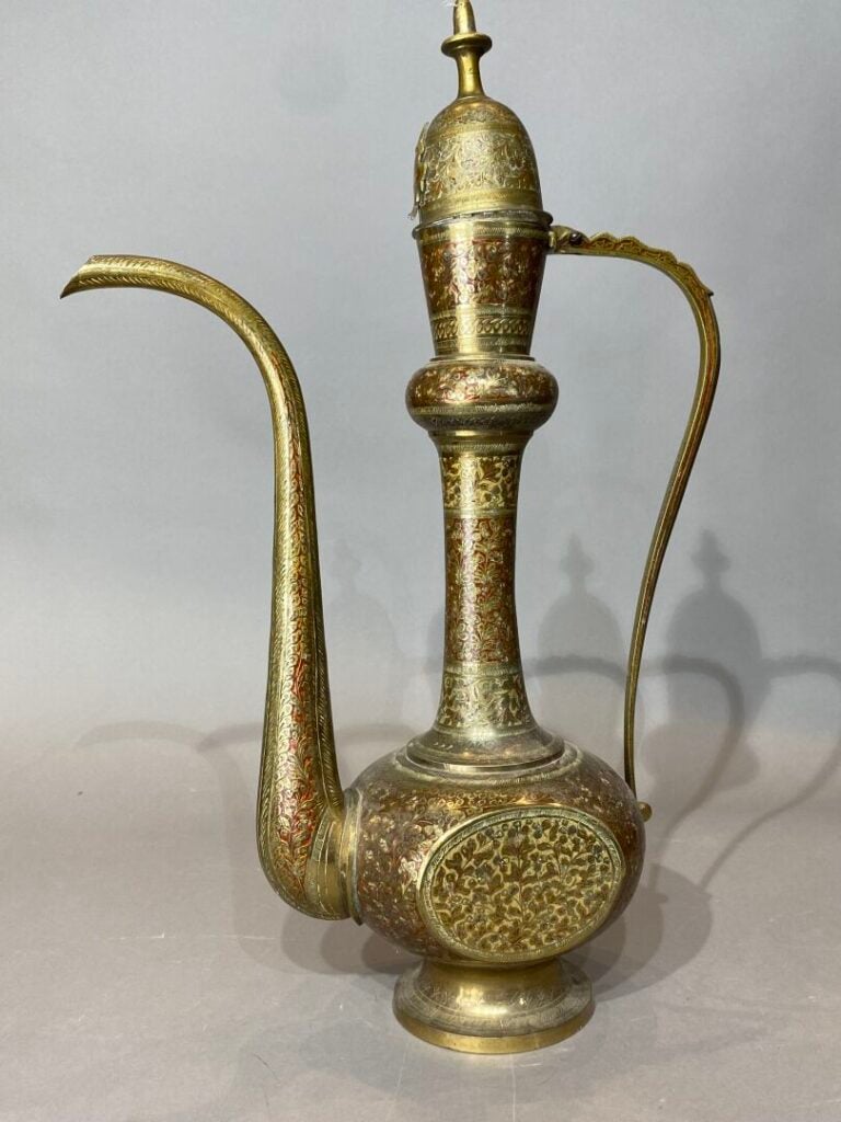 Moyen-Orient - Grande verseuse de laiton et alliage à décor de rinceaux.