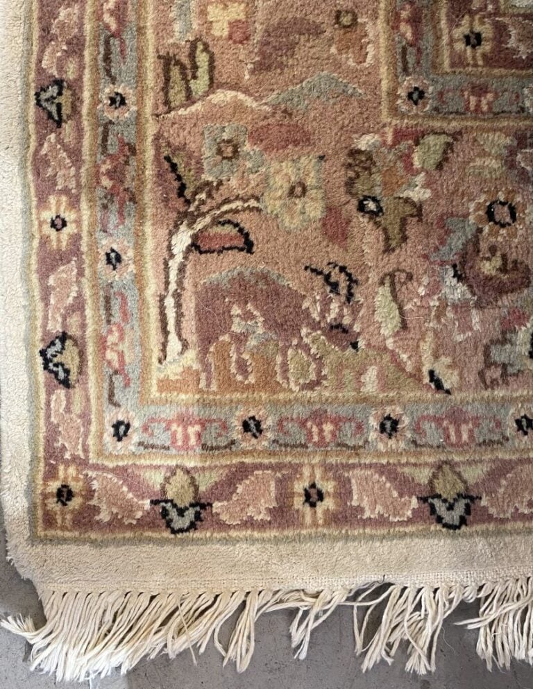 Moyen-Orient - Tapis en laine et soie polychrome à décor de rinceaux feuillagés…
