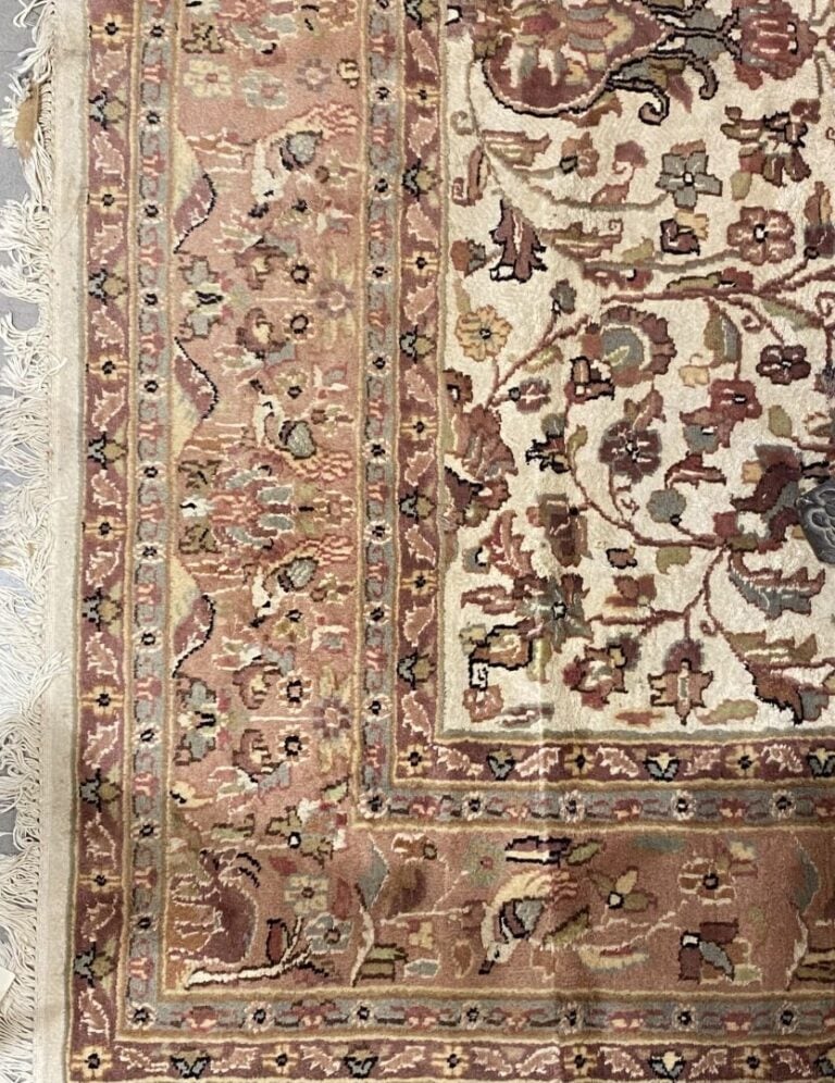 Moyen-Orient - Tapis en laine et soie polychrome à décor de rinceaux feuillagés…