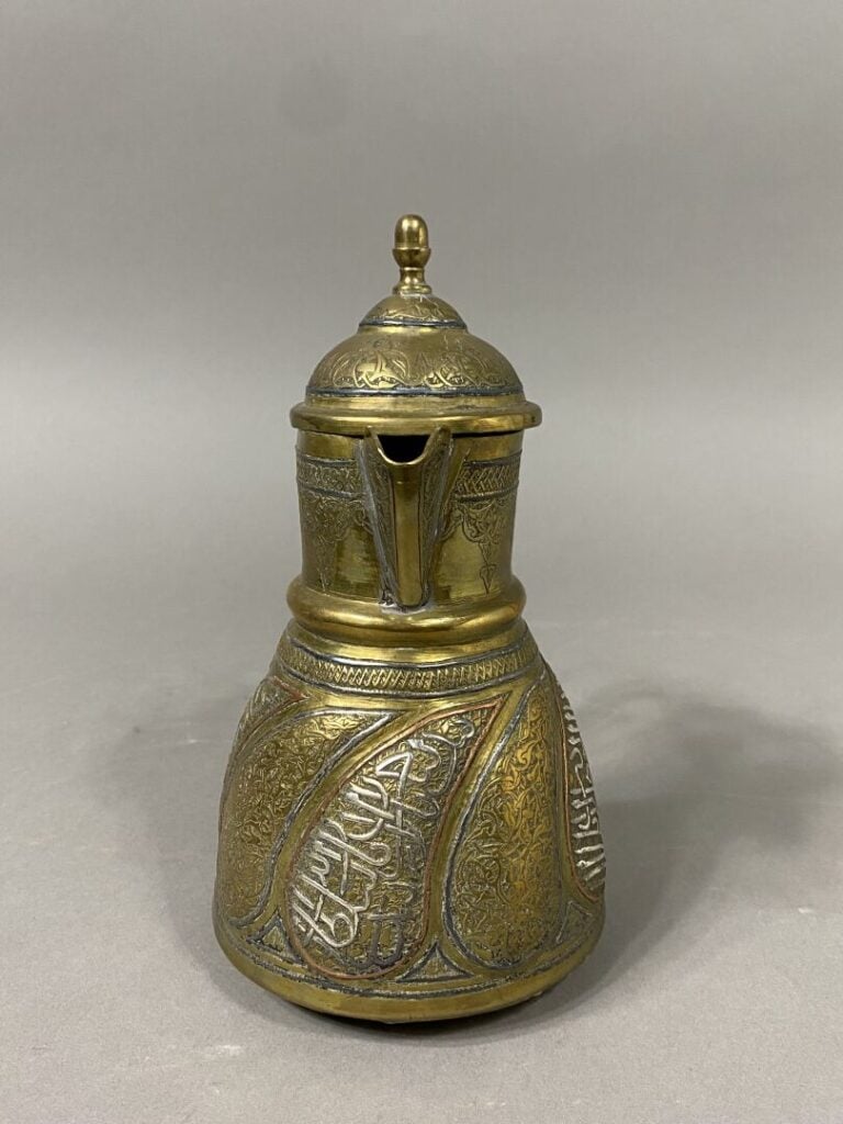 Moyen-Orient - Verseuse en alliage doré et incrustation d'argent et cuivre à dé…
