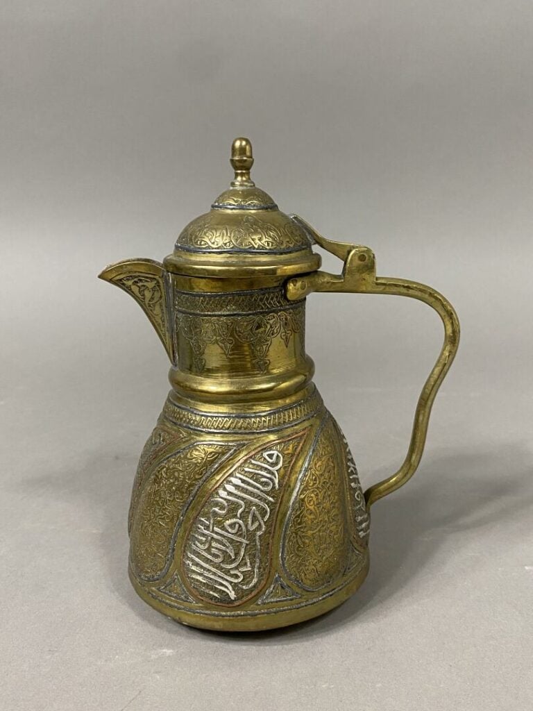 Moyen-Orient - Verseuse en alliage doré et incrustation d'argent et cuivre à dé…