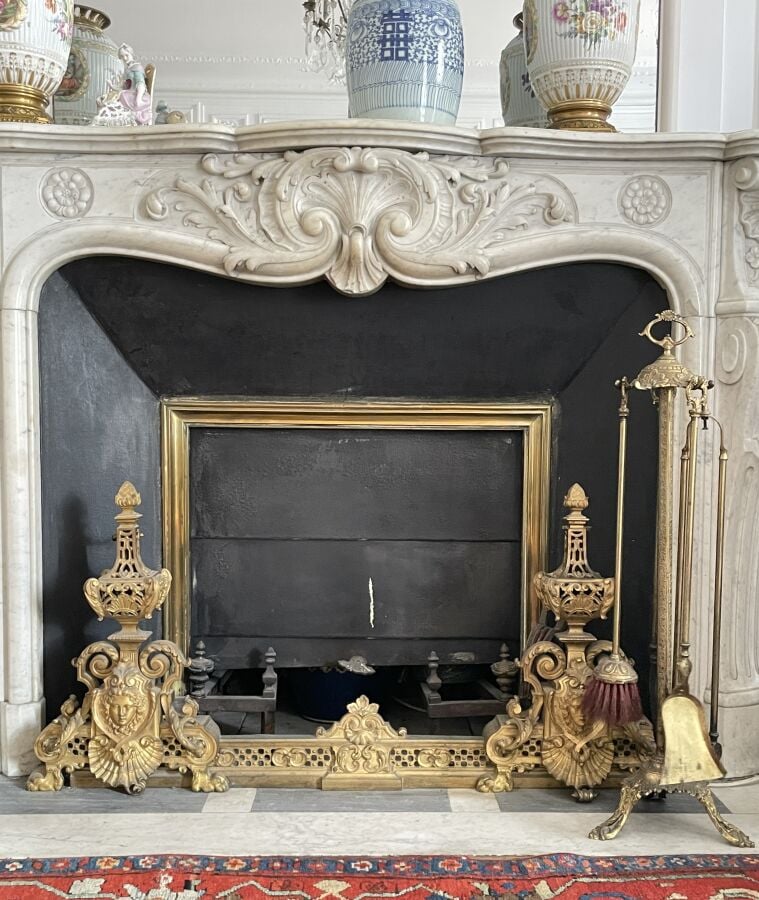 Nécessaire de feu en bronze doré ciselé de style rocaille comprenant une barre…