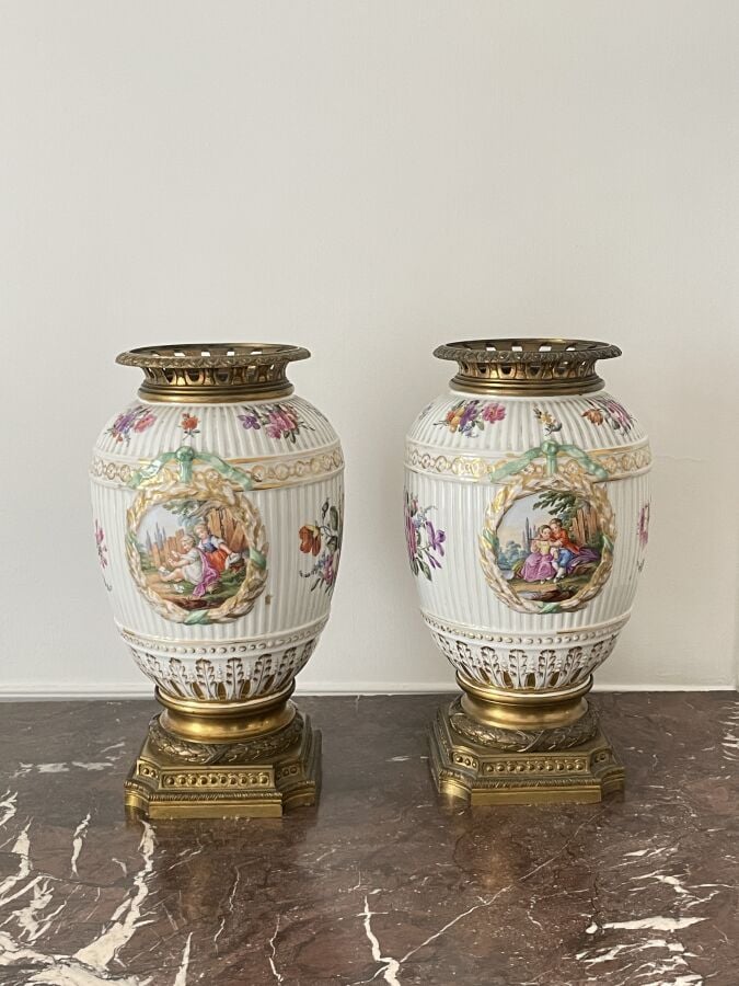 Paire de vases en porcelaine allemande à décor émaillé polychrome de scènes de…
