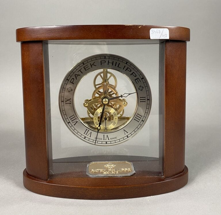 PATEK PHILIPPE - Pendule de table en bois - H: 19 cm