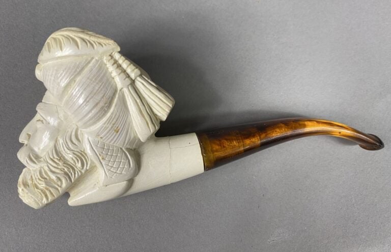 Pipe en écume de mer sculptée d'un profil d'homme à la barbe