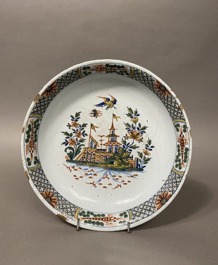 ROUEN, dans le gout de l'atelier Guillibaud, - Assiette creuse en faïence à déc…