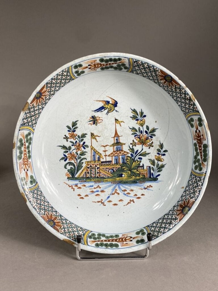 ROUEN, dans le gout de l'atelier Guillibaud, - Assiette creuse en faïence à déc…