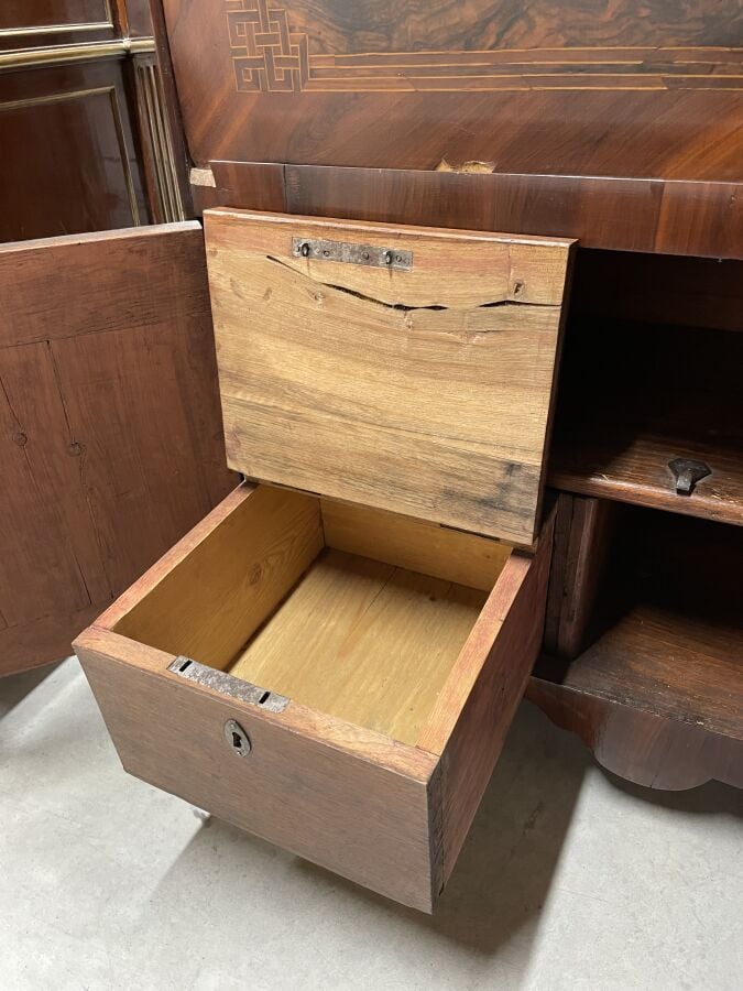SECRETAIRE à abattant en bois de placage marqueté dans des filets d'encadrement…