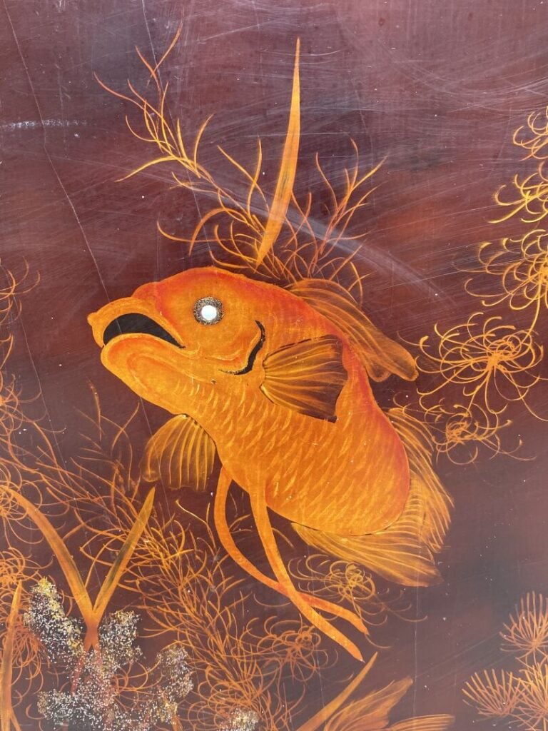 SONG HAN - Poissons parmi paysage lacustre - Panneau laqué etr incrustation de…