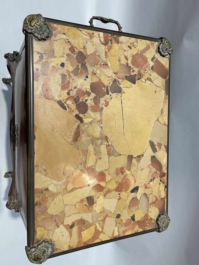 Table de salon en placage de marqueterie formant bar ; elle ouvre par quatre ab…