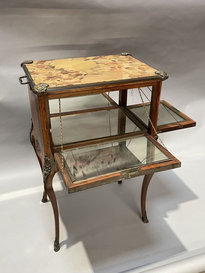 Table de salon en placage de marqueterie formant bar ; elle ouvre par quatre ab…