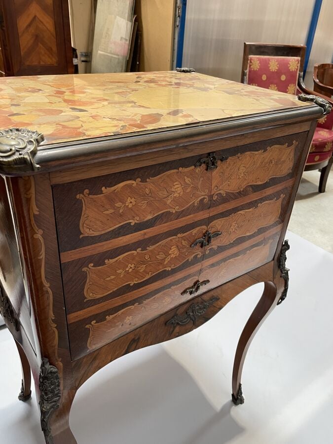 Table de salon en placage de marqueterie formant bar ; elle ouvre par quatre ab…