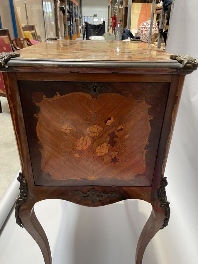 Table de salon en placage de marqueterie formant bar ; elle ouvre par quatre ab…