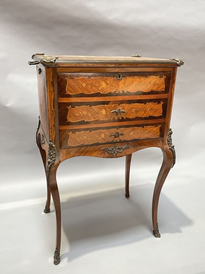 Table de salon en placage de marqueterie formant bar ; elle ouvre par quatre ab…