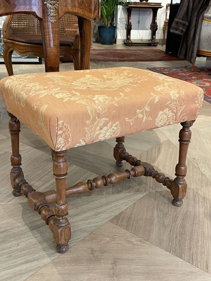 Tabouret en cerisier tourné à bagues ; de forme rectangulaire, il présente une…