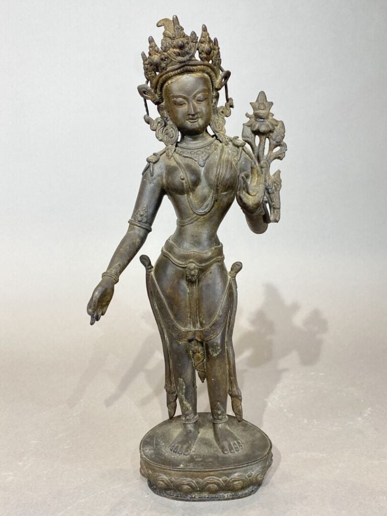 Tibet - Statue en bronze à patine brune représentant Tara debout en tribanga, l…
