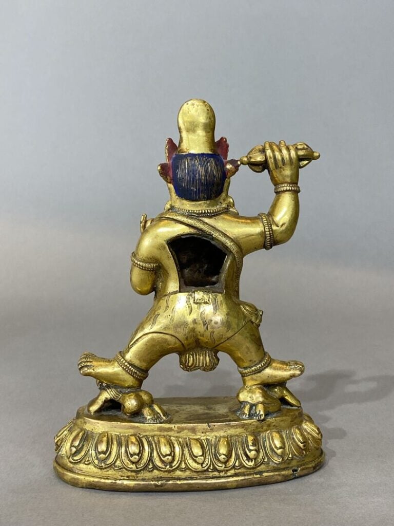 Tibet - Sujet en bronze doré représentant Dharmapala représenté en alidasana su…