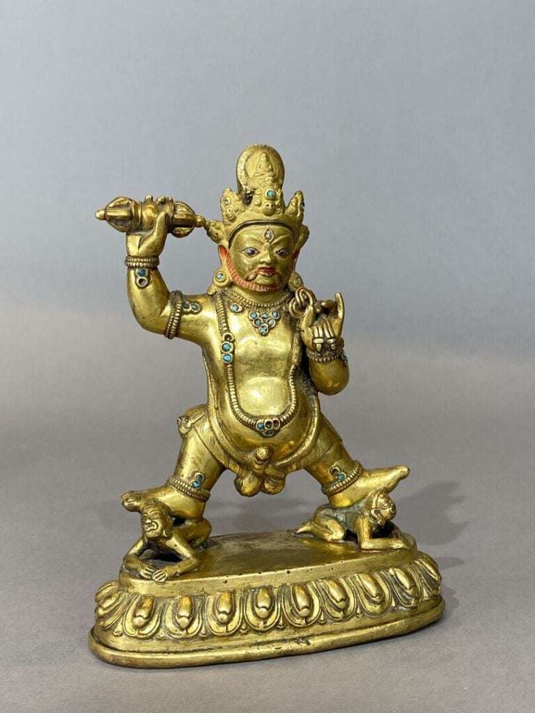 Tibet - Sujet en bronze doré représentant Dharmapala représenté en alidasana su…