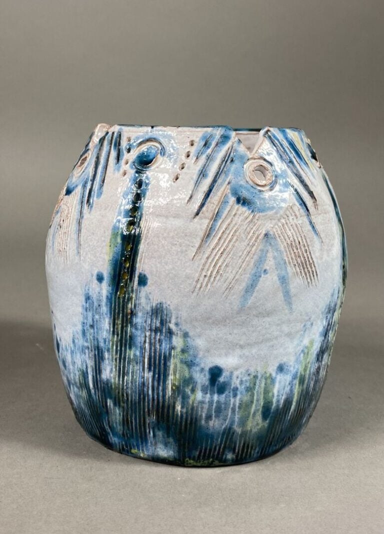 Vase en terre cuite émaillée dans les tons vert et bleu, le col étiré à bord dé…
