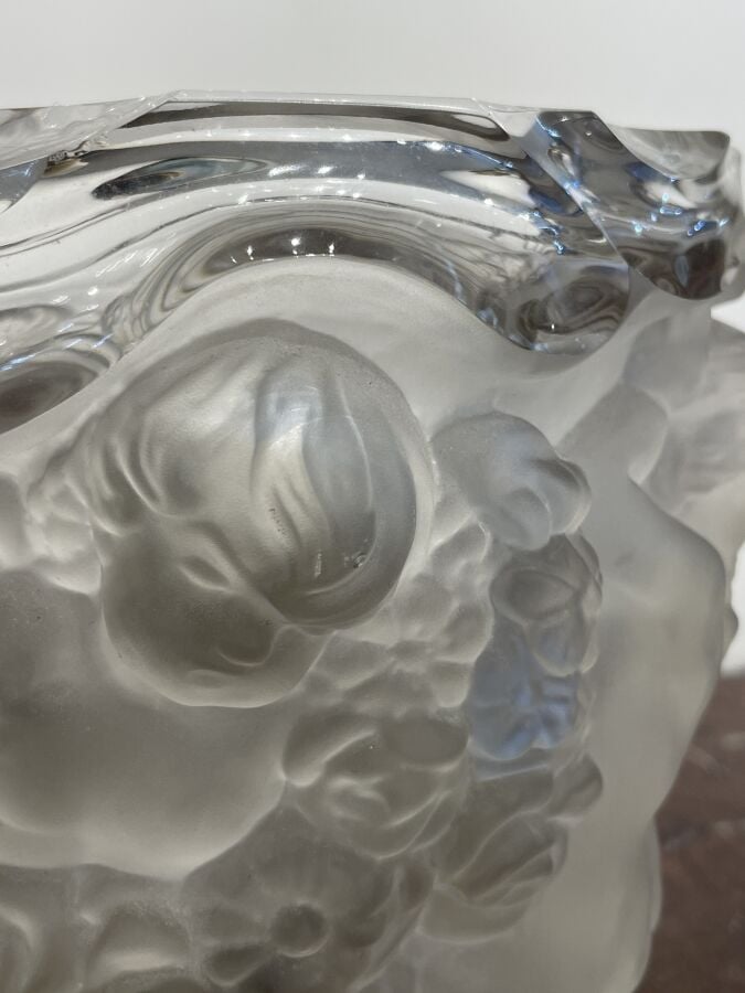 Vase en verre moulé pressé satiné et brillant à décor en relief d'une ronde de…