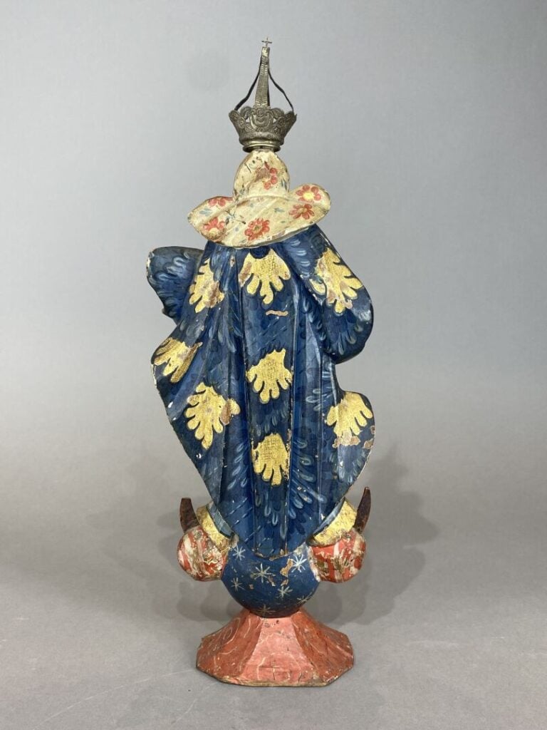 Vierge en bois sculpté polychrome représentée debout les mains jointes et couro…