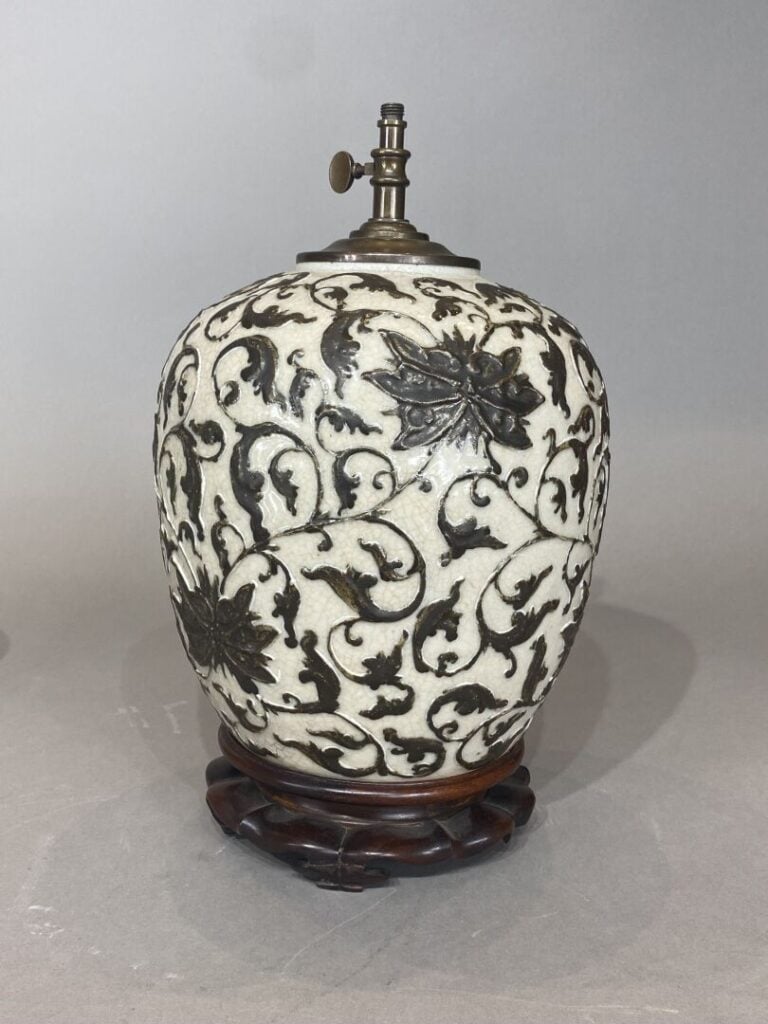 Vietnam, Bien Hoa - Vase de forme ovoïde en grès émaillé dans les tons brun et…