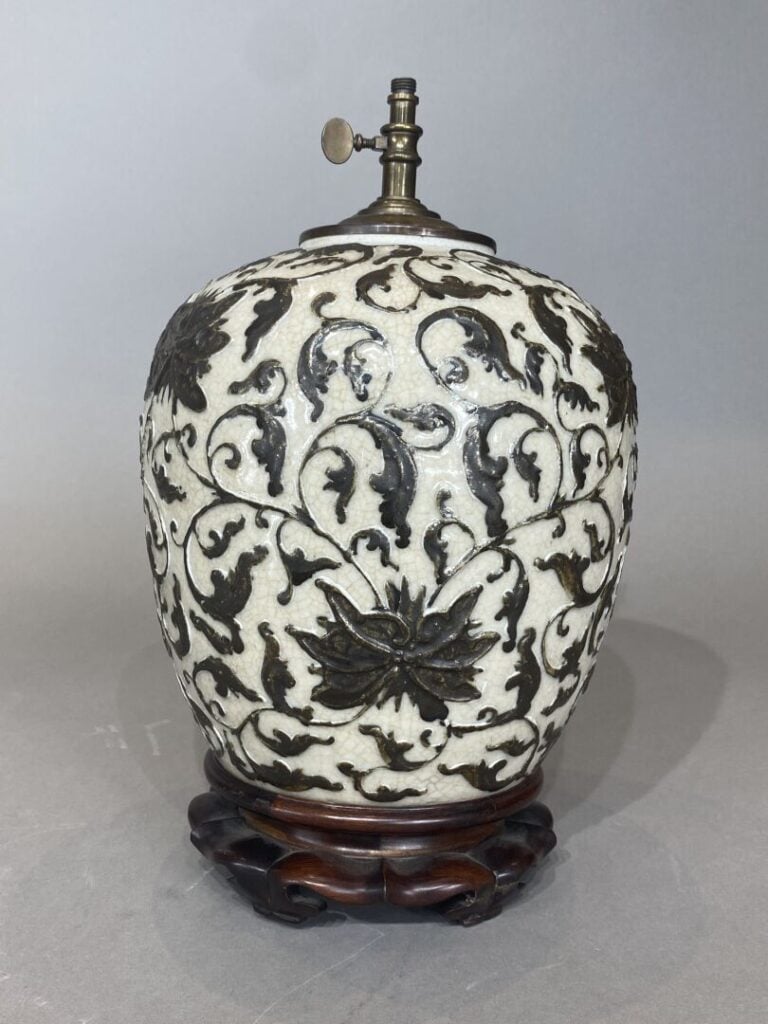 Vietnam, Bien Hoa - Vase de forme ovoïde en grès émaillé dans les tons brun et…