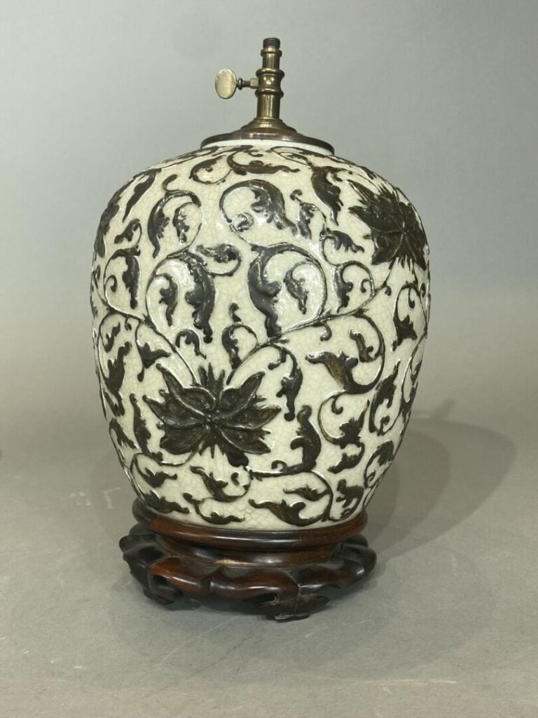 Vietnam, Bien Hoa - Vase de forme ovoïde en grès émaillé dans les tons brun et…
