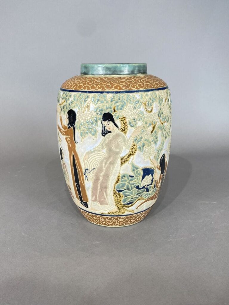 Vietnam, Bien Hoa - Vase en grès émaillé à décor de jeunes femmes et enfants pa…