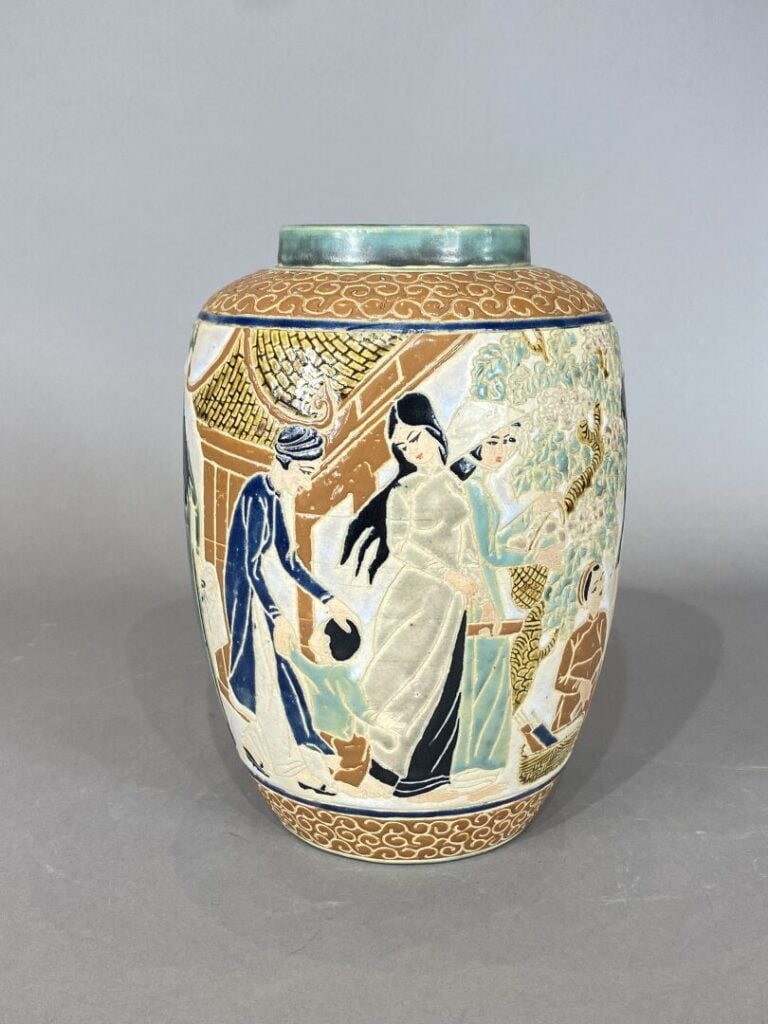 Vietnam, Bien Hoa - Vase en grès émaillé à décor de jeunes femmes et enfants pa…