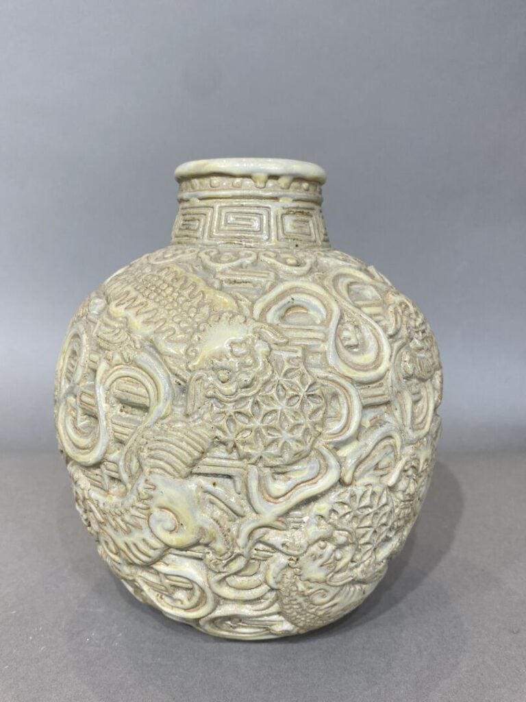 Vietnam, Bien Hoa - Vase ovoïde en grès blanc crème à décor en bas-relief de ch…