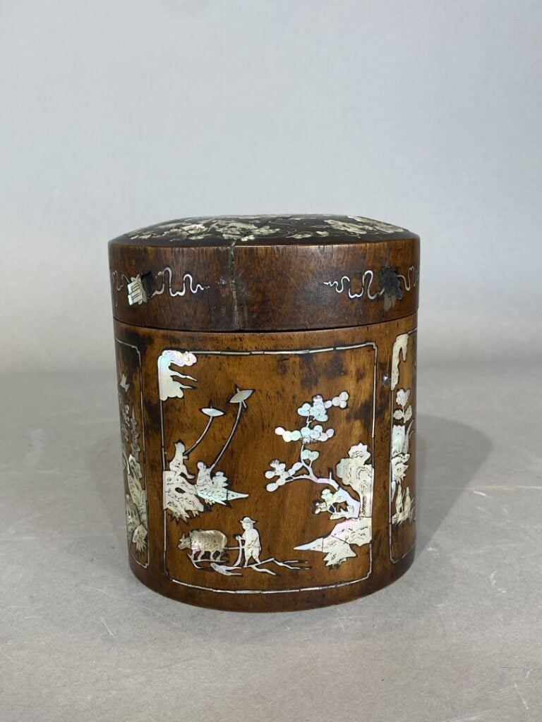Vietnam - Boite ronde en bois et incrustations de nacre à décor de papillons pa…