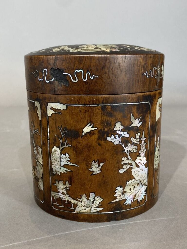 Vietnam - Boite ronde en bois et incrustations de nacre à décor de papillons pa…
