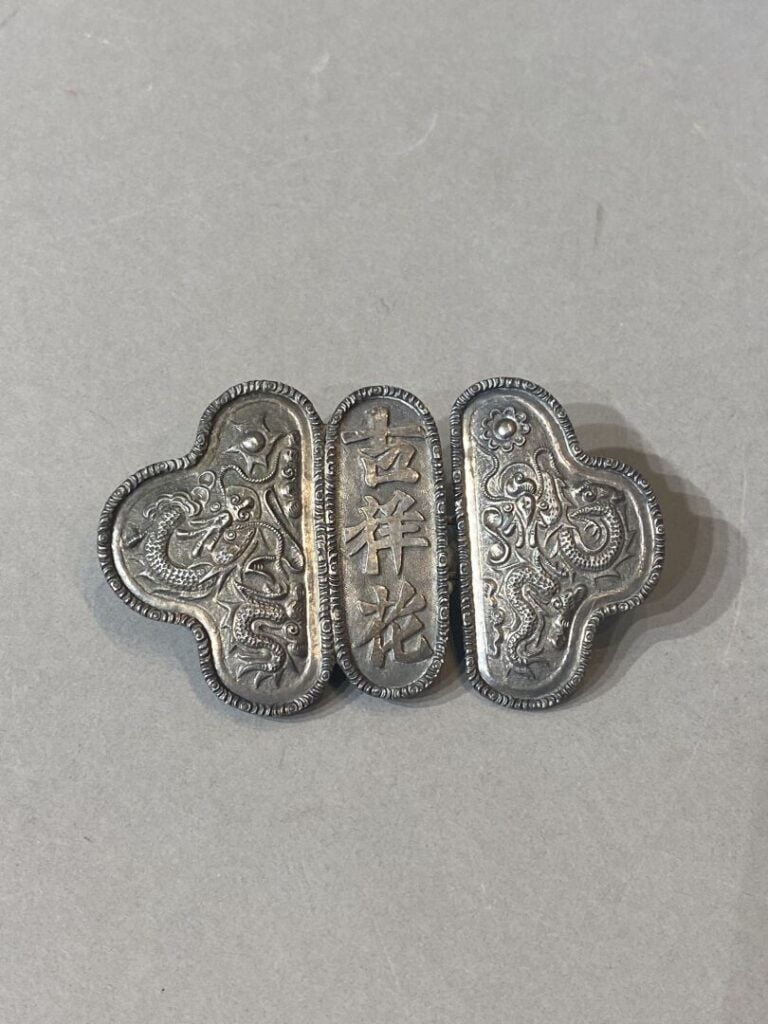 Vietnam - Boucle de ceinture en argent (800) à décor de dragons et caractères -…